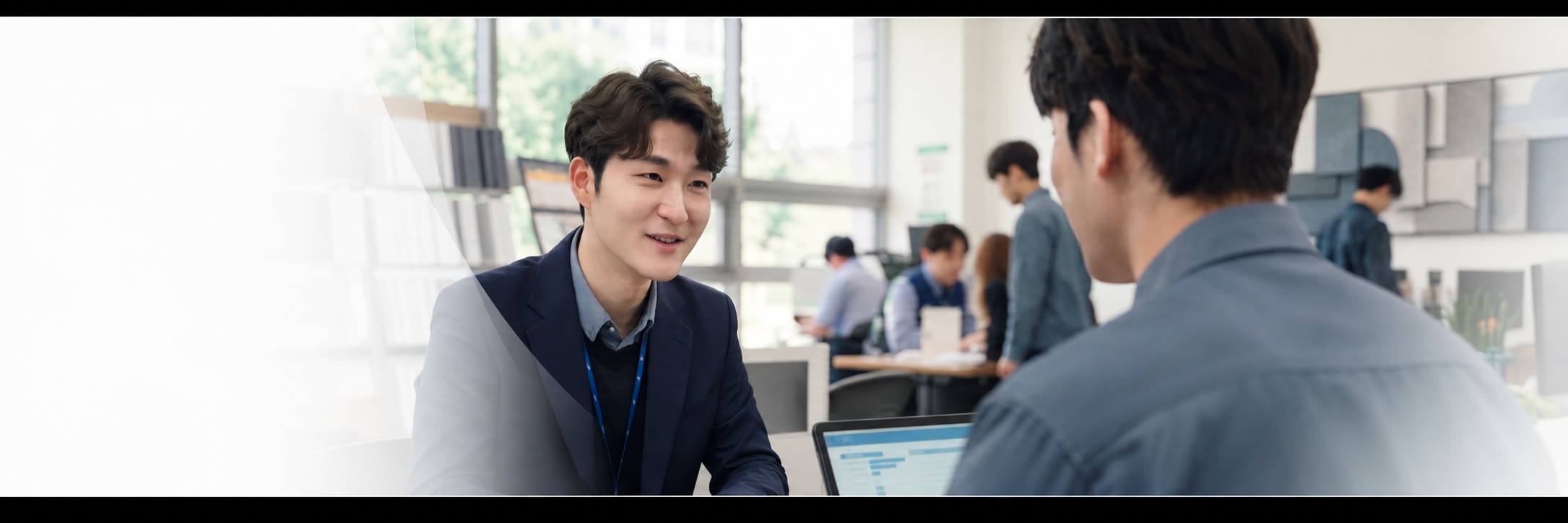 취업 상담을 진행하는 상담사와 교육생